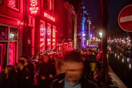Bên trong phố đèn đỏ nổi tiếng Hà Lan và sự đấu tranh của người làm 'nghề'