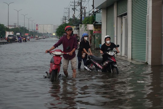 TPHCM đón mưa lớn kèm triều cường cao nhất năm, những khu vực cảnh báo ngập nặng