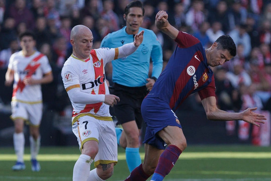 Bàn phản lưới nhà giúp Barcelona may mắn thoát thua