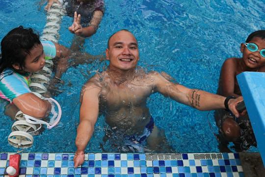 'Người thầy không chân' dạy bơi miễn phí cho trẻ mồ côi