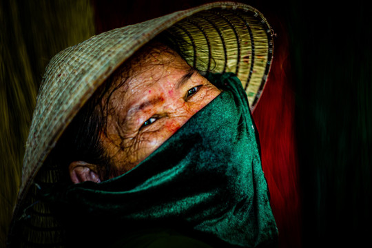Nụ cười 'tỏa nắng' của những người phụ nữ giữ chiếu cói Phú Tân mãi tươi màu