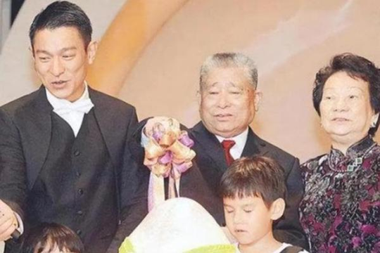 Bố Lưu Đức Hoa qua đời vì bệnh ung thư, hé lộ bức ảnh cuối cùng của hai cha con