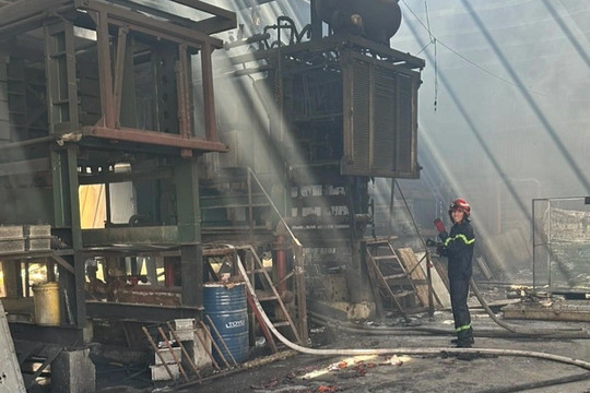 Công ty sản xuất mút xốp 4.000m2 bốc cháy dữ dội