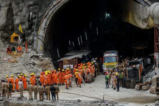 Hành trình giải cứu 41 công nhân mắc kẹt 16 ngày dưới hầm ở Ấn Độ