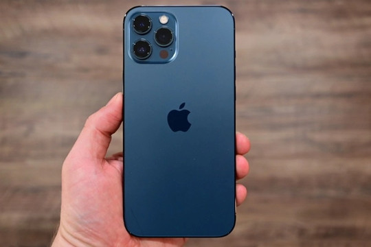 Tranh cãi vụ iPhone 12 Pro Max bị Apple Store định giá 0 đồng
