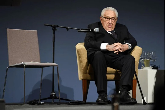 Cuộc đời của ‘đại thụ’ ngoại giao Henry Kissinger
