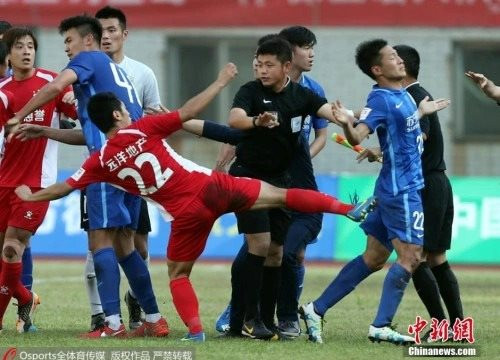 'Những kẻ côn đồ đá bóng' và vấn nạn của bóng đá Trung Quốc