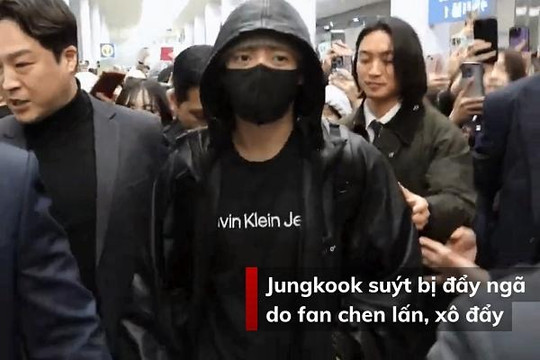 Jungkook (BTS) suýt bị xô ngã vì sân bay hỗn loạn