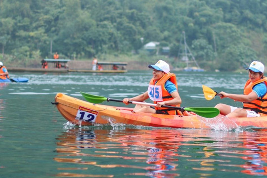 Đua Kayak trên sông Đà quảng bá du lịch xanh