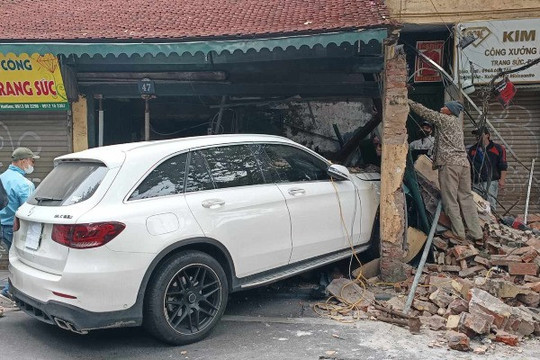 Nữ tài xế lái Mercedes đâm đổ tường nhà cổ ở Hà Nội vi phạm nồng độ cồn