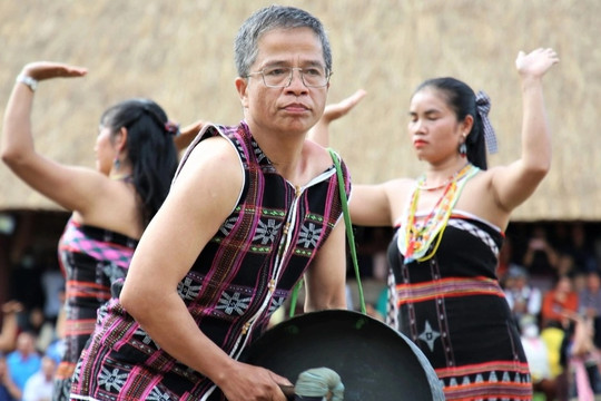 Bí thư huyện Tây Giang: Văn hóa là vốn sống, nền tảng của đồng bào Cơtu