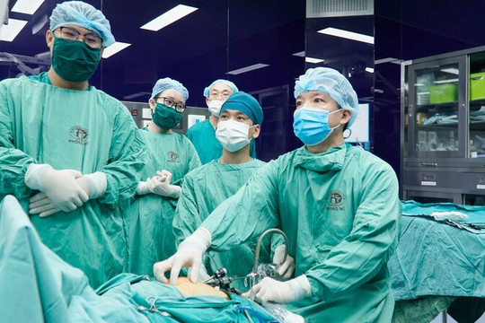 Gia đình người Úc tìm sang Việt Nam phẫu thuật cho con vì nghe danh bác sĩ