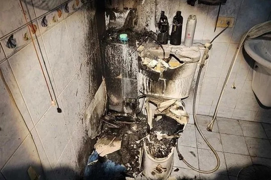 Một nhà vệ sinh phát nổ, phòng tắm cháy đen: Chuyên gia "chỉ mặt" thủ phạm là thiết bị nhà nào cũng có