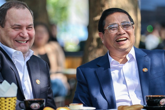 Thủ tướng Phạm Minh Chính và Thủ tướng Belarus uống cà phê ở Cột cờ Hà Nội