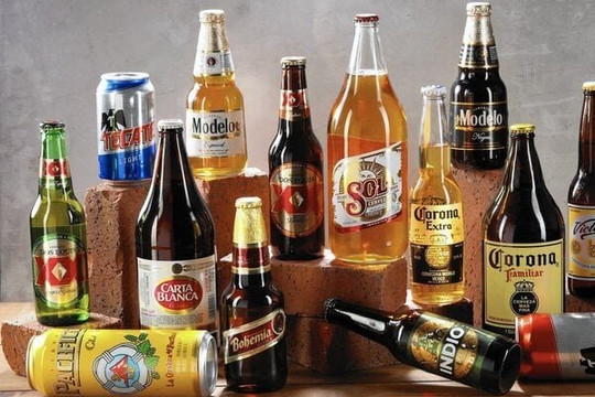 Vì sao bia hiếm khi được đóng trong chai nhựa?