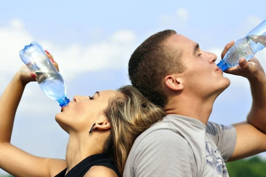 Điều gì xảy ra với cơ thể nếu không uống nước 1 ngày?