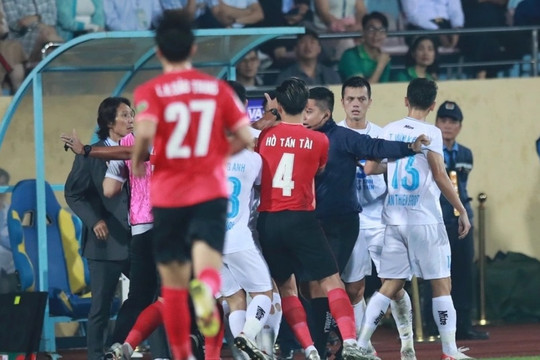 HLV Gong Oh Kyun xô xát với cầu thủ Nam Định ngày Quang Hải ghi bàn