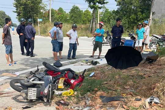 Ô tô tông 2 xe máy giữa ngã tư, nhiều người bay lên không trung