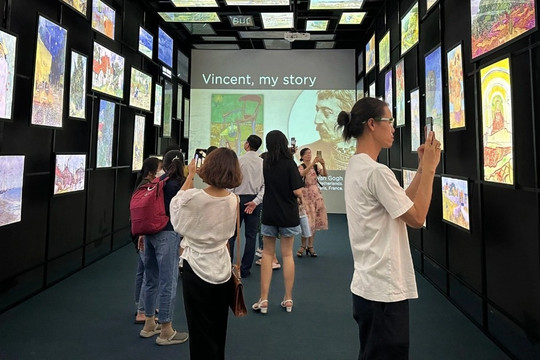 Khán giả TPHCM thích thú tham quan triển lãm Van Gogh