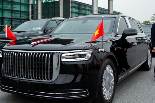Xe Hồng Kỳ chờ đón Chủ tịch Trung Quốc Tập Cận Bình tại sân bay Nội Bài