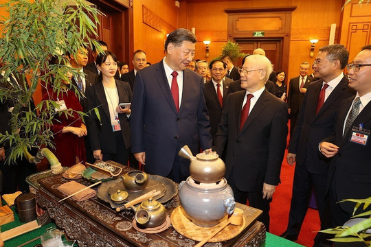 Tổng Bí thư Nguyễn Phú Trọng cùng Tổng Bí thư, Chủ tịch Trung Quốc Tập Cận Bình dự Tiệc trà