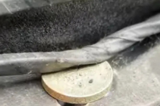 Đồng xu cổ bí ẩn trong chiếc xe Ford hơn 40 năm tuổi