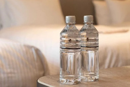 Tại sao sau khi nhận phòng khách sạn nên ném chai nước vào gầm giường?