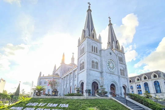 Chiêm ngưỡng nhà thờ được xây dựng từ hơn 1.000 khối đá ở Quảng Bình