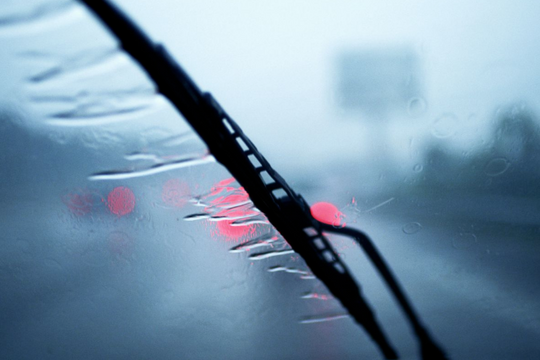 6 cách xử lý nhanh chóng khi kính ô tô bị mờ sương, hấp hơi