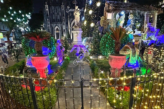 Các nhà thờ Hà Nội lung linh ánh đèn đón Noel 2023