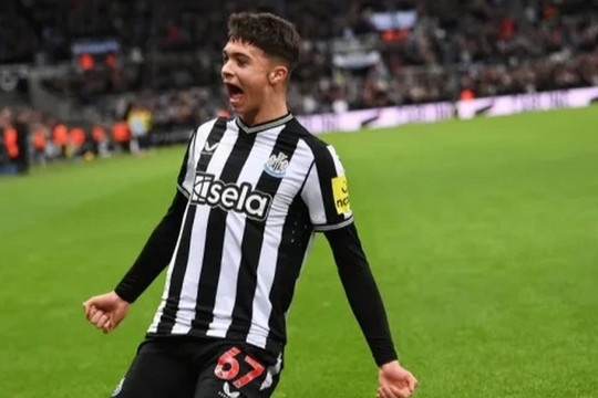 Tài năng trẻ Newcastle phá kỷ lục của cựu ngôi sao Man Utd