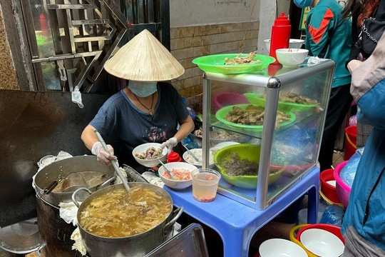 Bún ngan nổi tiếng Hà Nội: Chủ bán hàng lặng thinh, khách ăn thấp thỏm
