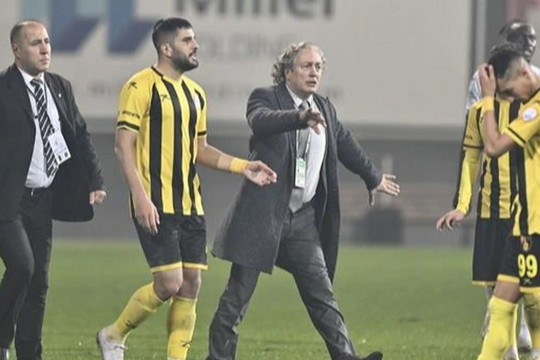 Bóng đá Thổ Nhĩ Kỳ bê bối: Chủ tịch CLB ra lệnh cho cả đội... rời sân