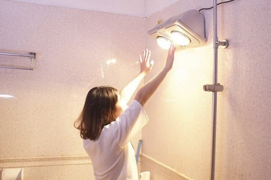 Vì sao cần bật đèn sưởi trước khi vào phòng tắm? Mùa đông nhiều nhà dùng nhưng không phải ai cũng biết