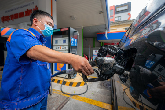 Giá xăng dầu quay đầu tăng mạnh, xăng RON95 vượt 22.000 đồng/lít