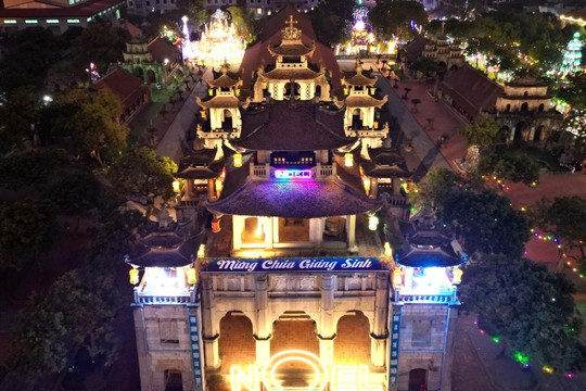 Thánh đường cổ ở ‘kinh đô Công giáo Việt Nam’ lung linh đón Giáng sinh