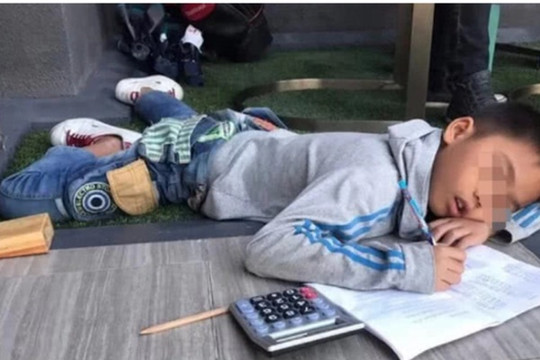 Bức ảnh cậu bé cấp 1 nằm ngủ, trên tay cầm một thứ khiến nhiều cha mẹ giật mình: Trẻ nhỏ đang chịu áp lực hơn bao giờ hết