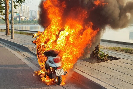 Xe máy cháy như đuốc giữa phố Hà Nội