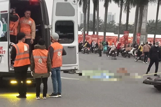 Ô tô va chạm xe máy trước cổng sân vận động Mỹ Đình, một người tử vong
