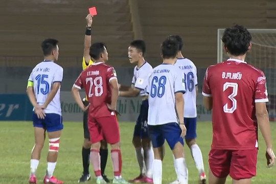 3 tấm thẻ đỏ ở trận đấu hạng Nhất giữa Đồng Nai với Phú Thọ