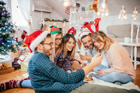 Dịp Giáng sinh, giới trẻ đổ xô tìm người yêu giả về ra mắt gia đình