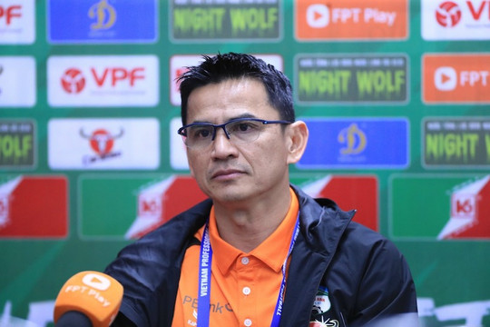HLV Kiatisak cảm ơn ông Vũ Tiến Thành sau trận thắng Hà Nội FC