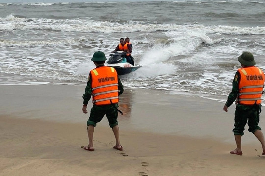 Quảng Bình: Huy động mô tô nước ứng cứu 3 ngư dân gặp nạn trên biển