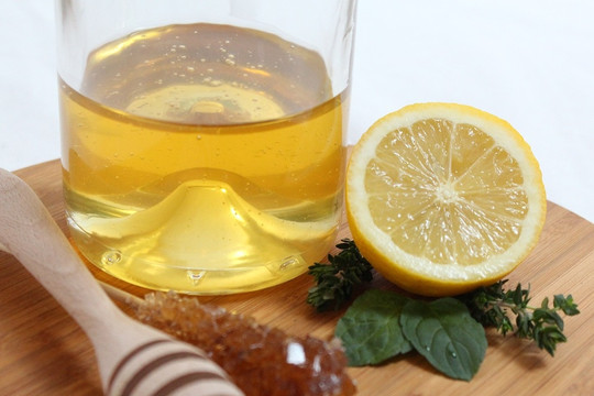 Giải rượu bằng nước chanh pha mật ong có khiến nồng độ cồn về 0 nhanh?