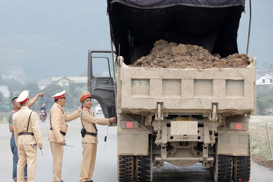 CSGT Nghệ An xử lý nhiều xe quá tải, kéo bùn đất ra quốc lộ gây bụi mù mịt