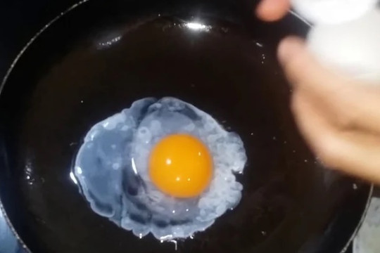 Ốp trứng đừng đập ngay vào chảo: Thêm 1 thứ trứng nở bung, mịn đều, thơm nức mũi