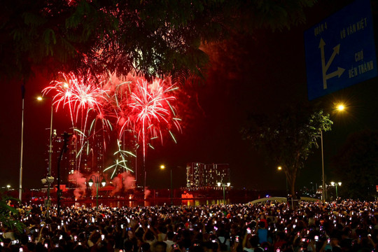 Hàng chục nghìn người đổ về trung tâm TP.HCM xem pháo hoa chào năm mới 2024