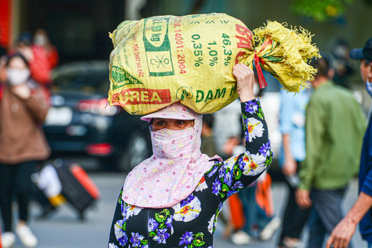 Người dân đội đầu quà quê, trở lại Hà Nội sau kỳ nghỉ lễ