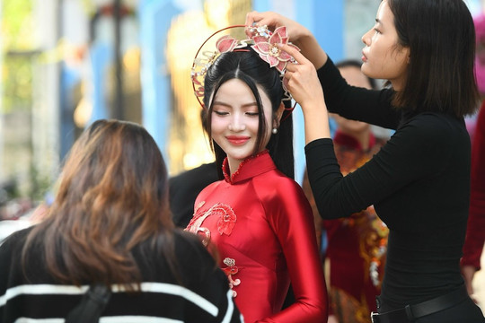 Vợ sắp cưới Quang Hải mặc áo dài đỏ trong ngày ăn hỏi