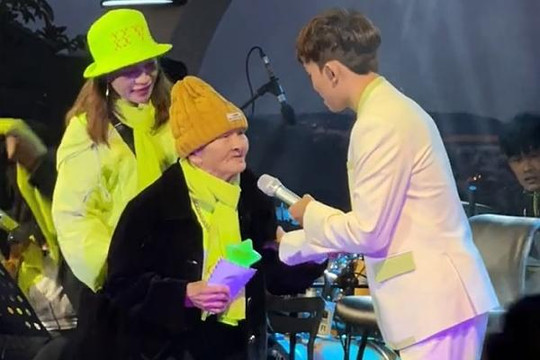 Được khán giả 85 tuổi lên sân khấu tặng tiền, Hồ Văn Cường phản ứng thế nào?